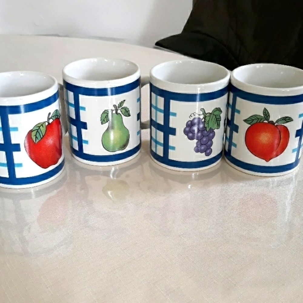 Vintage Fruits Design Mugs Set Of Four Coffee Cups White Blue New